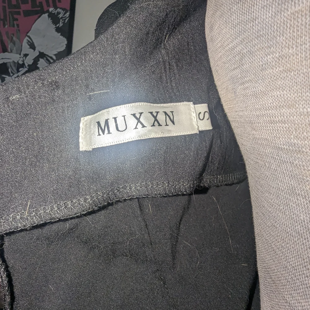 MUXXN 1950s Vintage Style Elegant Black Off-Shoulder Dress Gothabilly - Picture 8 of 8